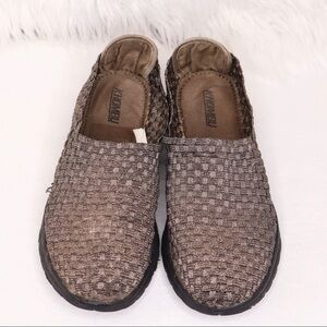 Khombu Willa Metallic Walking Gold Shoes